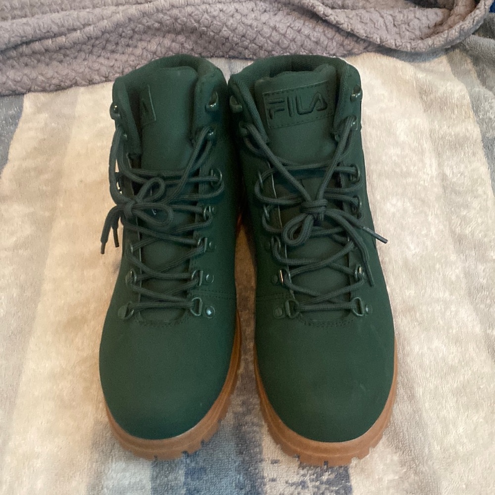 Selling a pair of Fila boots, they were never worn!!!